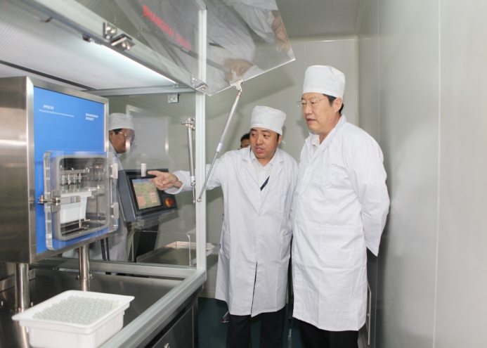 山东省副省长视察生产车间