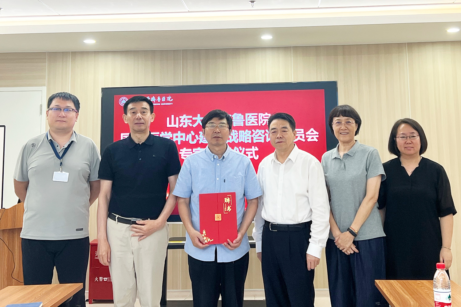 赛克赛斯派员参加山东大学齐鲁医院国家医学中心专家聘任仪式